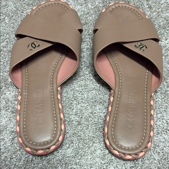 Chanel Tan Cross-Strap Sandals with Minimalist Design - Picture 3 of 10